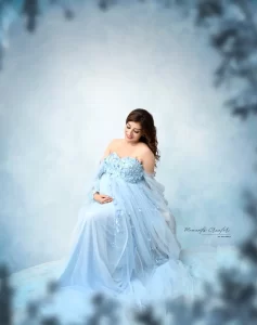 Maternity photoshoot in Delhi with glowing mother in a scenic setting