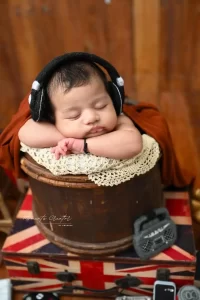 Newborn Baby Photoshoot Chin on Hand