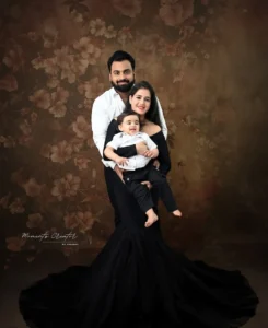 cake-smash-photography-delhi-ncr-family-black-mermaid-gown-floral-backdrop-34