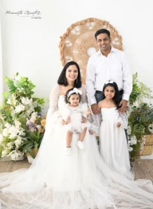 first-birthday-photoshoot-gurgaon-family-all-white-macrame-garden-flowers-19