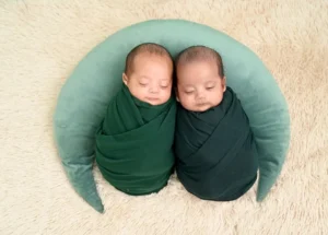 newborn-baby-photoshoot-gurgaon-twins-green-wraps-crescent-moon-white-12
