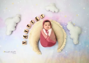 newborn-photoshoot-in-delhi-pink-wrap-crescent-moon-galaxy-backdrop-smiling-43