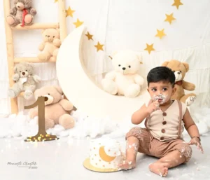 pre-birthday-photoshoot-delhi-cake-smash-eating-cake-moon-stars-teddy-bears-beige-89