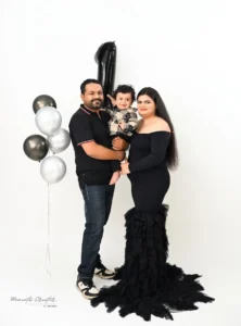 pre-birthday-portrait-session-delhi-family-black-outfits-silver-balloons-24